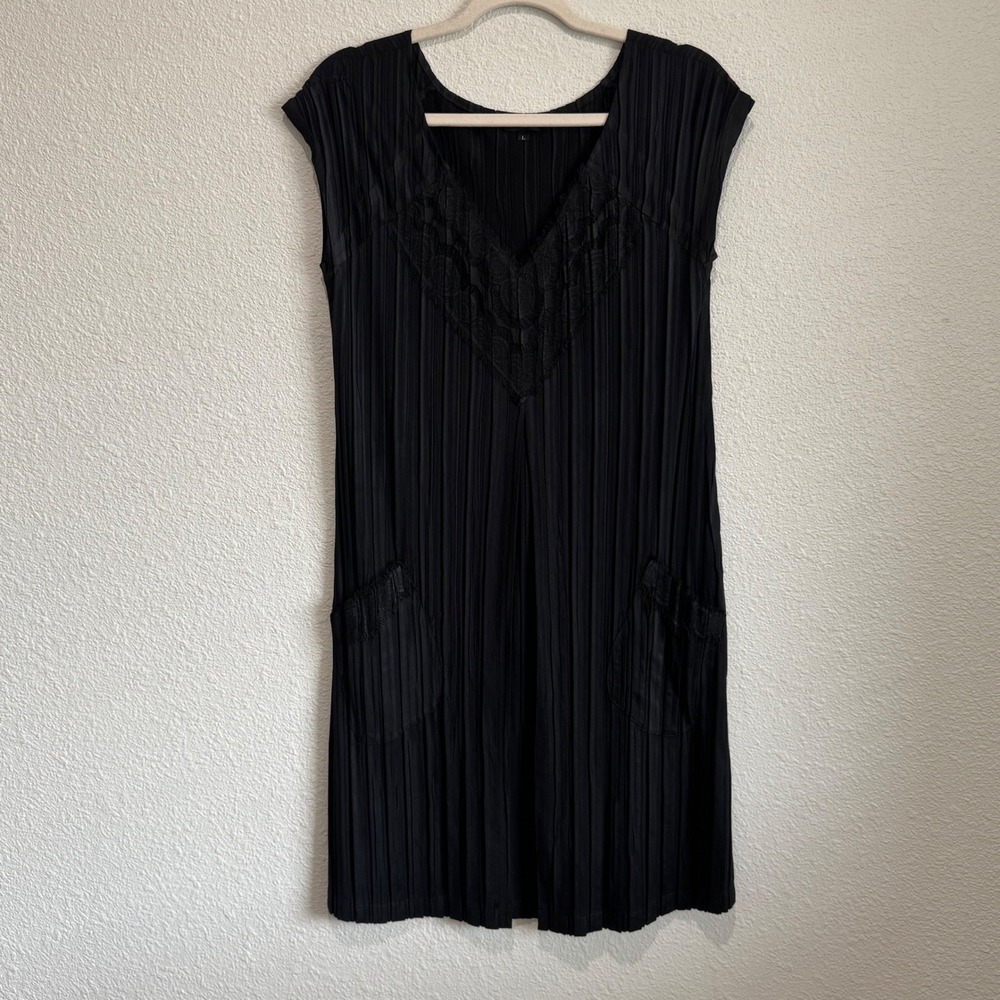 Komarov‎ Black Crinkle V Neck Lace Trimmed Dress Size L Whimisgoth Grunge Boho